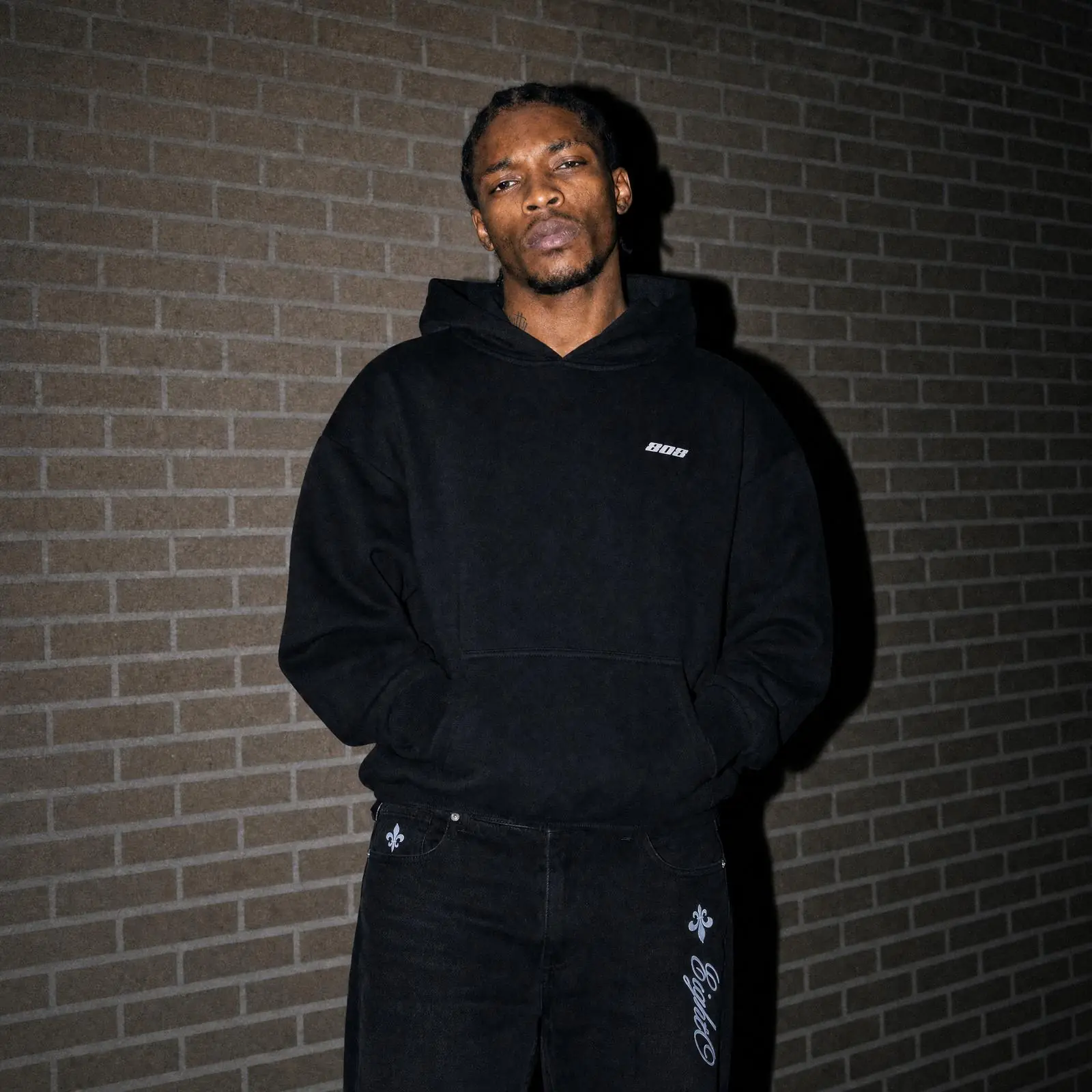 808 Clothing Kampagnenmotiv – Basic Hoodie in Schwarz