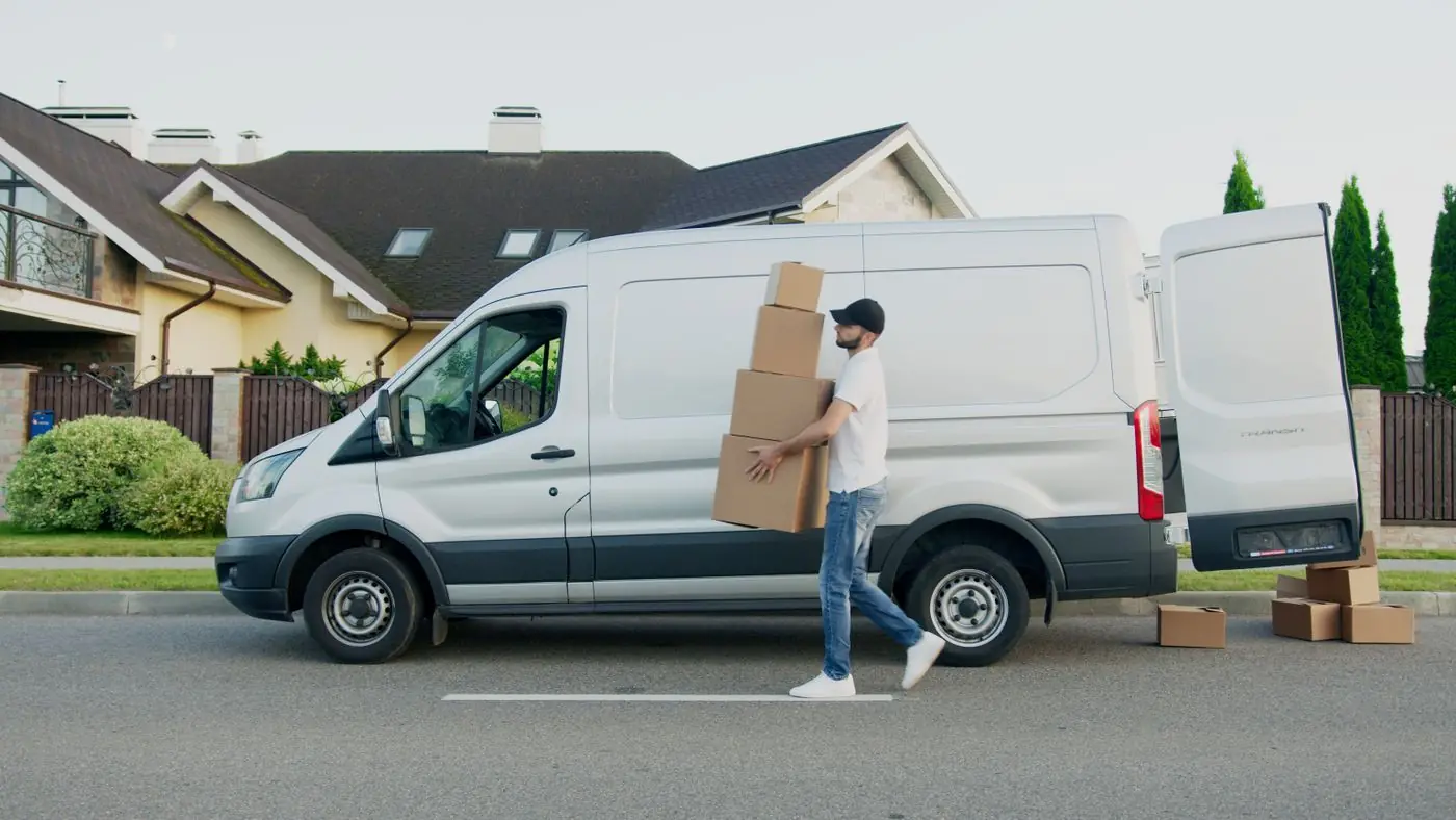 parcelgo Transporter bei der Zustellung